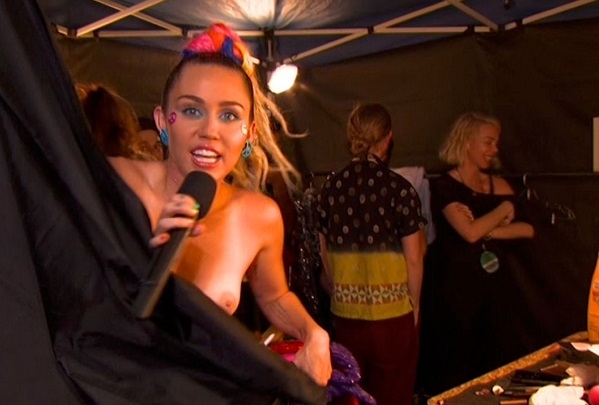 На прошедшей церемонии MTV Video Music Awards 2015 Майли Сайрус устроила парад супер откровенных нарядов и обнажила грудь