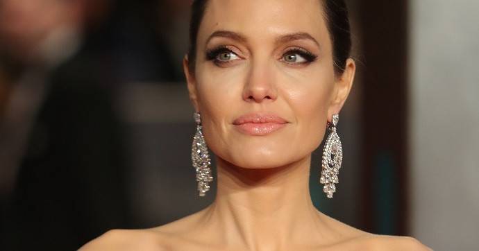 Анджелина Джоли приняла участие в новой чувственной фотосессии на фоне живописных скал в Мексике