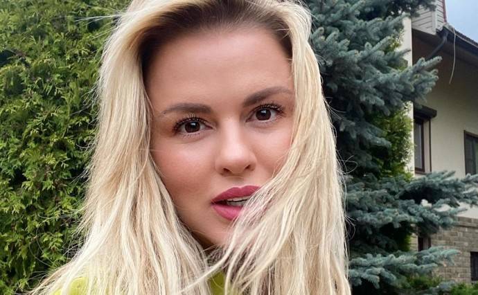 Алла Довлатова показала Анну Семенович без фотошопа в полный рост