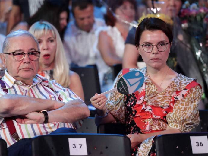 «Пошла за пенсией Петросяна?»: в сети обсуждают старушечий наряд Татьяны Брухуновой