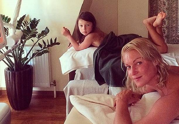 К знаменитым банным фотосессиям Анастасии Волочковой присоединилась её дочь Ариша