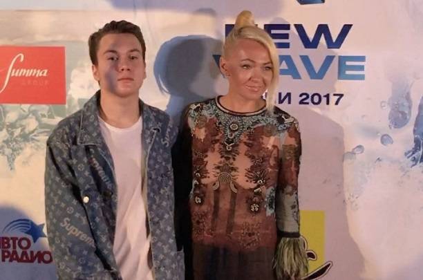 Яна Рудковская засветила беременный животик Яна Рудковская засветила беременный животик
