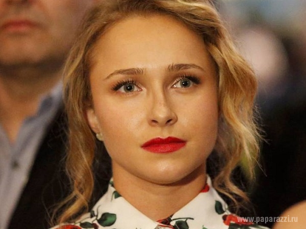 Хейден Панеттьер прибыла в Германию с украинским флагом в руках Хейден Панеттьер прибыла в Германию с украинским флагом в руках