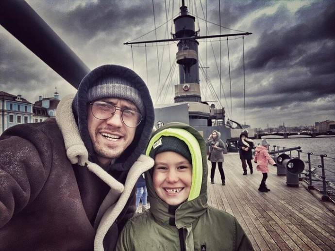 «Горжусь»: Павел Прилучный уже пристроил 9-летнего сына на телевидение