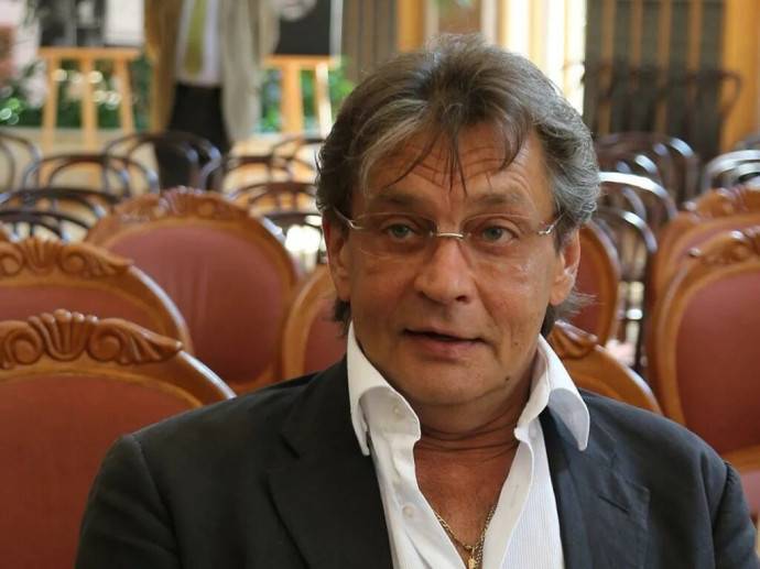Вынуждает жениться: Александр Домогаров ответил на слухи о своей тайной свадьбе аккурат после смерти бывшей супруги Вынуждает жениться: Александр Домогаров ответил на слухи о своей тайной свадьбе аккурат после смерти бывшей супруги