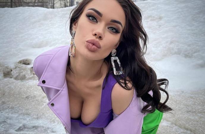 Яна Кошкина скинула Даню Милохина в бассейн и показала аппетитную попу в купальнике Яна Кошкина скинула Даню Милохина в бассейн и показала аппетитную попу в купальнике