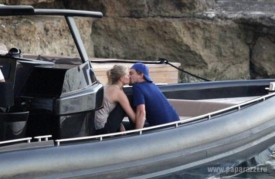 Леонардо ДиКаприо страстно целовал подружку на лодке