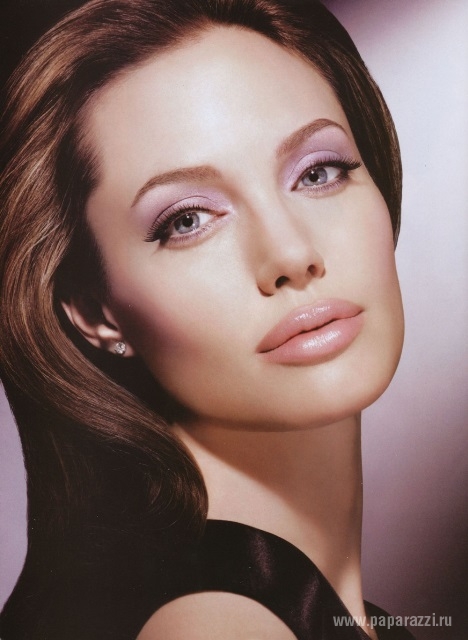 В сети появилась фотография Анджелины Джоли без груди