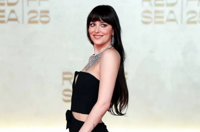 Расставшись с Крисом Мартином Дакота Джонсон нашла себе парня помоложе