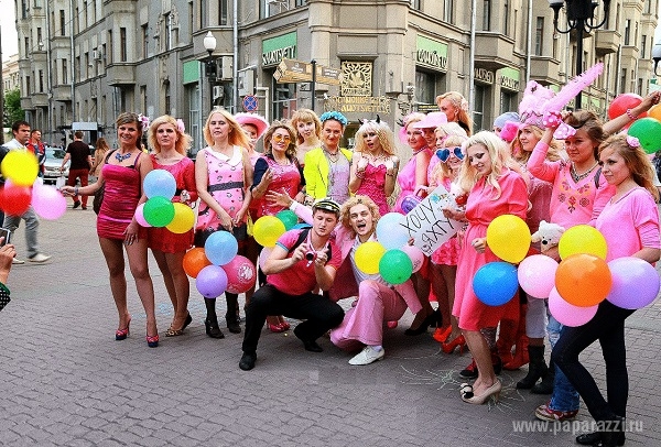 Карина Барби возглавила парад блондинок