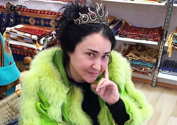 Лолита Милявская избавилась от своих волос, выкинув их с балкона на головы прохожих Лолита Милявская избавилась от своих волос, выкинув их с балкона на головы прохожих