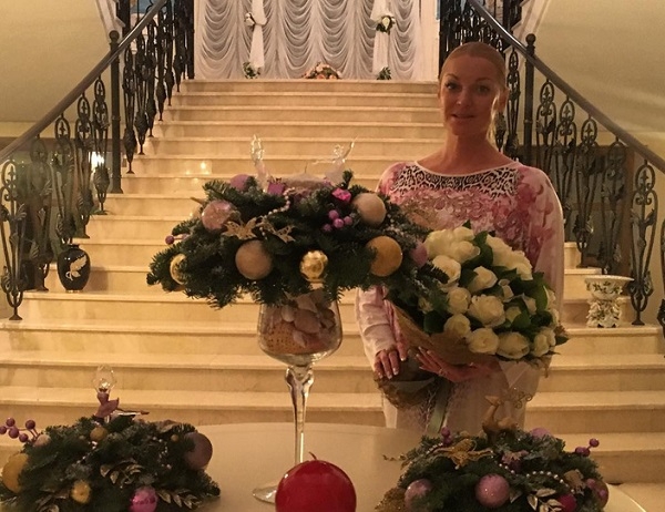 Анастасия Волочкова поздравила маму с юбилеем и показала редкие семейные снимки
