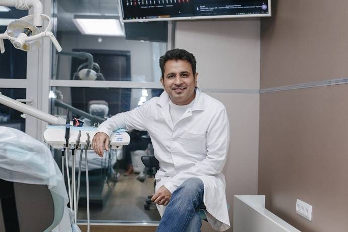 Стоматолог Капил Кхурана рассказал об особенностях «голливудской улыбки»