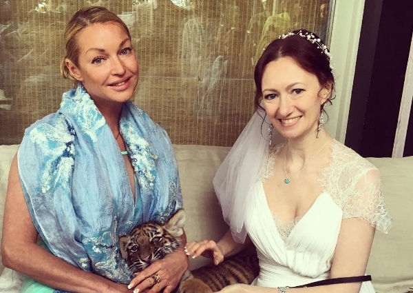 Своим откровенным платьем и танцами Анастасия Волочкова затмила на свадьбе невесту
