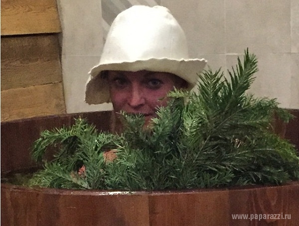 Анастасия Волочкова продолжает выкладывать обнаженку из бани