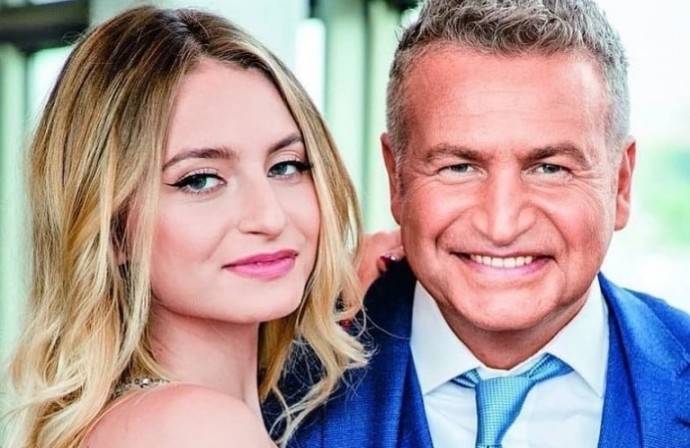 Дочь Анжелики Варум и Леонида Агутина получила гражданство США Дочь Анжелики Варум и Леонида Агутина получила гражданство США