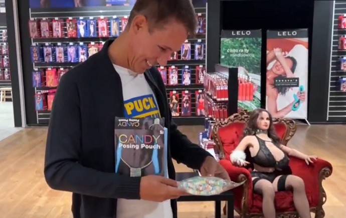 Алексей Панин подзаработал на рекламе интим-магазина и приобрел себе милые трусишки