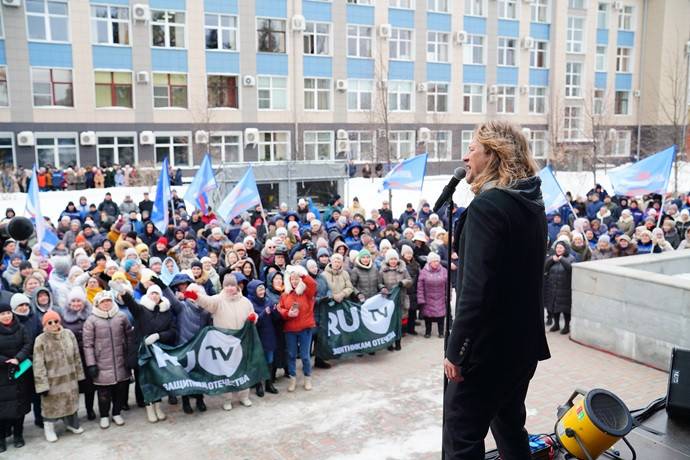 Роман Архипов и группа «Земляне» дали концерт на заводе в Екатеринбурге Роман Архипов и группа «Земляне» дали концерт на заводе в Екатеринбурге