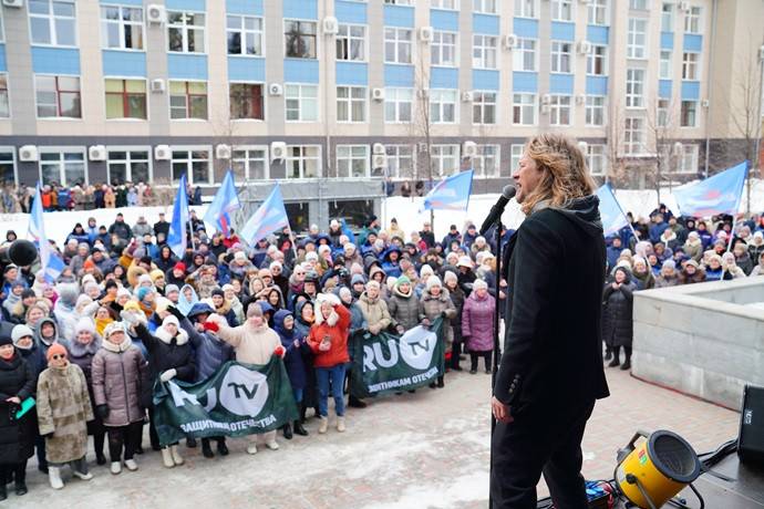 Роман Архипов и группа «Земляне» дали концерт на заводе в Екатеринбурге