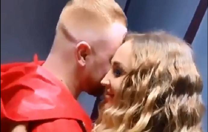 Ольга Бузова и Леша Свик откровенно целовались во время концерта