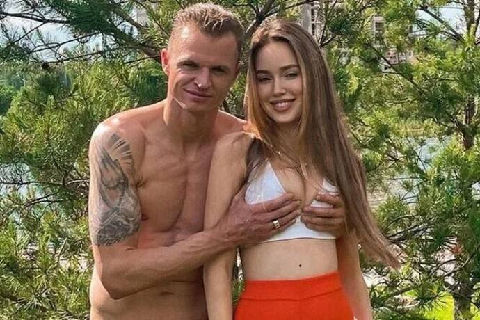 Орал, как потерпевший: матч команды Дмитрия Тарасова в Краснодаре завершился провалом, а многодетная мать Анастасия Костенко с горя пошла «бухать» Орал, как потерпевший: матч команды Дмитрия Тарасова в Краснодаре завершился провалом, а многодетная мать Анастасия Костенко с горя пошла «бухать»