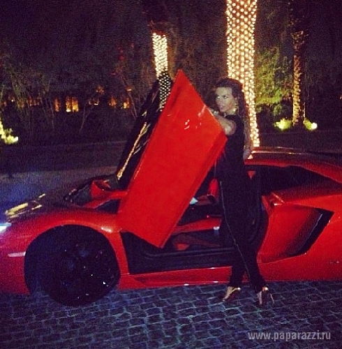 Анна Седокова похвасталась своей Lamborghini