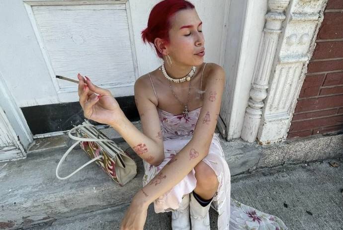 Голая падчерица Ивана Урганта с кольчугой на голове и мечом в руках вызвала ещё большие сомнений в своей адекватности Голая падчерица Ивана Урганта с кольчугой на голове и мечом в руках вызвала ещё большие сомнений в своей адекватности