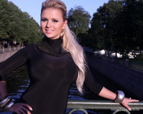Анна Семенович выпустила задорный клип "Такси" Анна Семенович выпустила задорный клип "Такси"