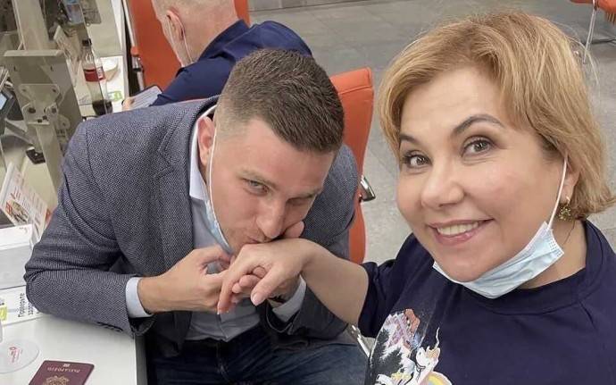Молодой муж Марины Федункив оказался геем. Фото резвящихся в бассейне голубят Молодой муж Марины Федункив оказался геем. Фото резвящихся в бассейне голубят