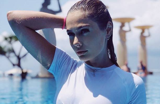 Наталья Рудова устроила эротическую фотосессию в бассейне