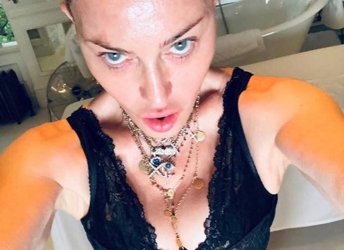 Мадонна сделала селфи с обнаженной грудью