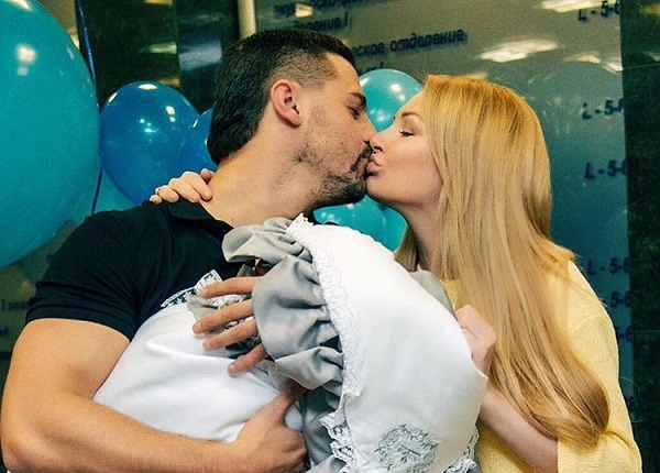 Сергей и Дарья Пынзарь готовят новорожденного малыша к большому путешествию 