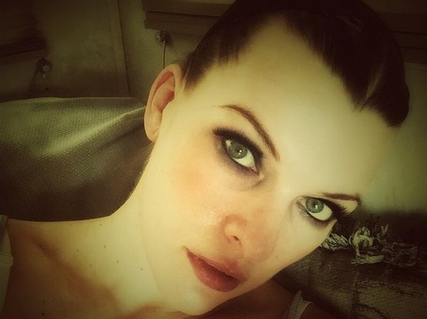 Мила Йовович шокировала неухоженным внешним видом Мила Йовович шокировала неухоженным внешним видом