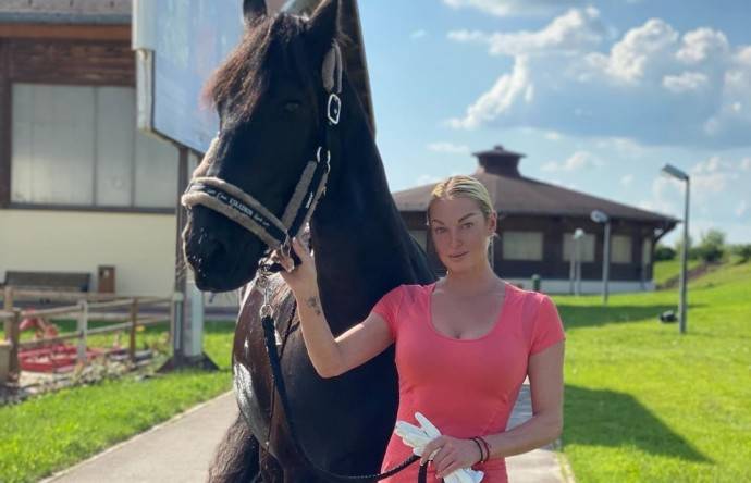 Анастасия Волочкова сделала шпагат на коне и примерила чехлы для ушей лошади