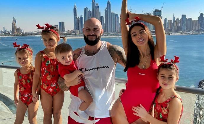 "Оторвали жопки от лежака": Оксана Самойлова показала кадры семейной фотосессии в Дубае