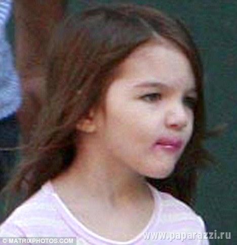 Маленькая дочь Тома Круза уже начала красить губы