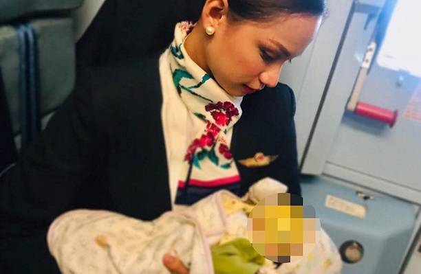 Стюардесса во время полёта накормила грудью чужого ребёнка