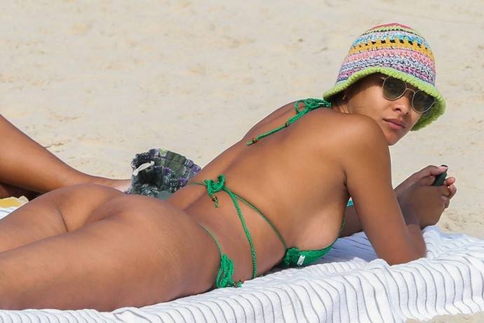 У бразильского ангела «Victoria’s Secret» Лаис Рибейро на пляже выскочила грудь из вязаного купальника