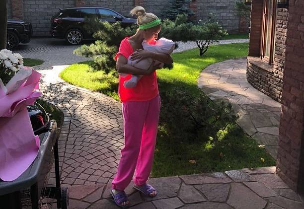 Лера Кудрявцева сбежала от новорожденной дочери