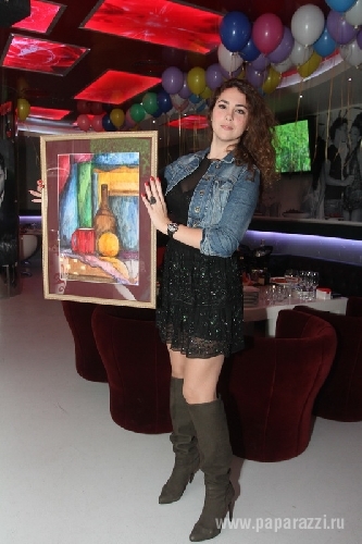 Певица Ева Анри предстала в амплуа художника и подарила Александру Бердникову собственную картину