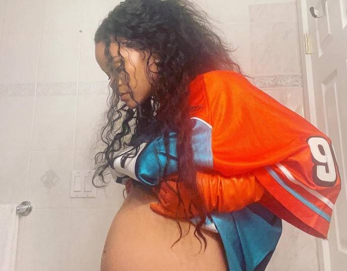 В стиле Рианны: певица вышла на прогулку обнажив не только беременный живот, но и грудь