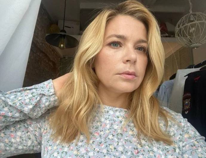 Похудевшая и помолодевшая Ирина Пегова в ярком платье появилась на красной дорожке в объятиях Владимира Вдовиченкова Похудевшая и помолодевшая Ирина Пегова в ярком платье появилась на красной дорожке в объятиях Владимира Вдовиченкова