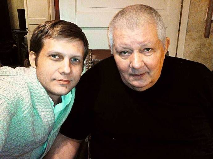 «Смотрел на меня издали»: Борис Корчевников рассказал об отношениях с бросившим его отцом