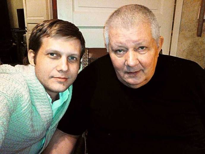 «Смотрел на меня издали»: Борис Корчевников рассказал об отношениях с бросившим его отцом «Смотрел на меня издали»: Борис Корчевников рассказал об отношениях с бросившим его отцом
