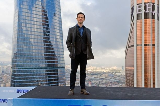 Какой человек живет в москве. Люди на фоне Москва Сити. Человек на фоне высоток. Парень в Москва Сити. Парень на фоне Москвы.