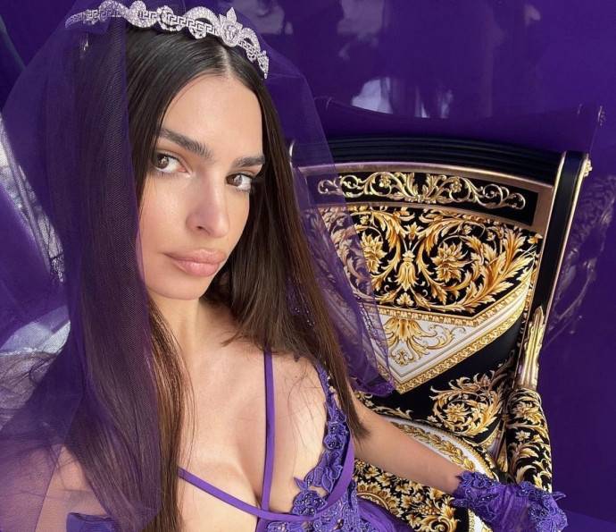 Эмили Ратаковски пожаловалась, что папарацци мешают ей ходить на свидания
Эмили Ратаковски пожаловалась, что папарацци мешают ей ходить на свидания