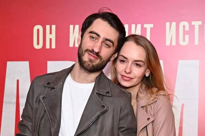 «Нас теперь четверо»: в семье актеров Дмитрия Чеботарева и Елизаветы Климовой родился малыш 