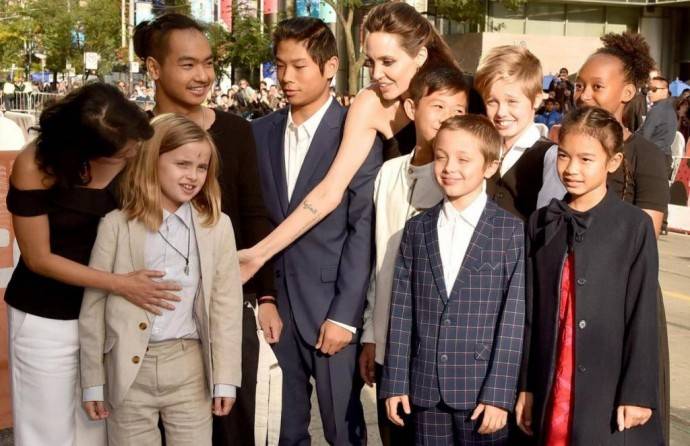 Анджелина Джоли впервые за четыре года позволила маме Питта увидеть внуков