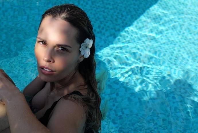 Мария Горбань поделилась серией "горячих" фото в купальнике