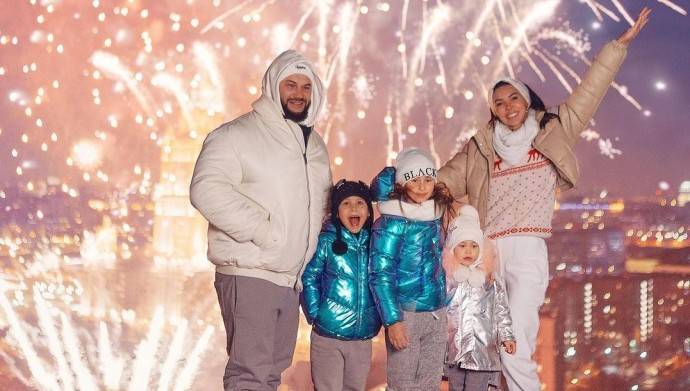 Оксана Самойлова и Джиган устроили салют в центре Москвы Оксана Самойлова и Джиган устроили салют в центре Москвы